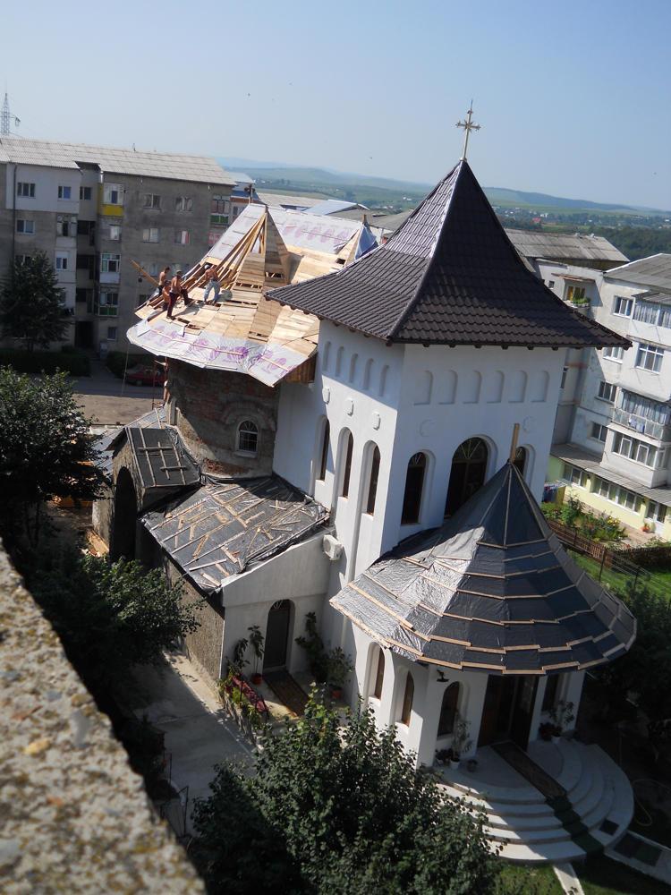 Lucrări la acoperişul bisericii