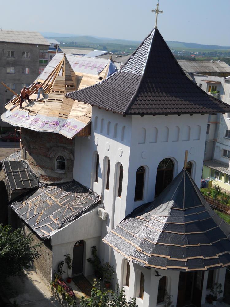 Lucrări la acoperişul bisericii