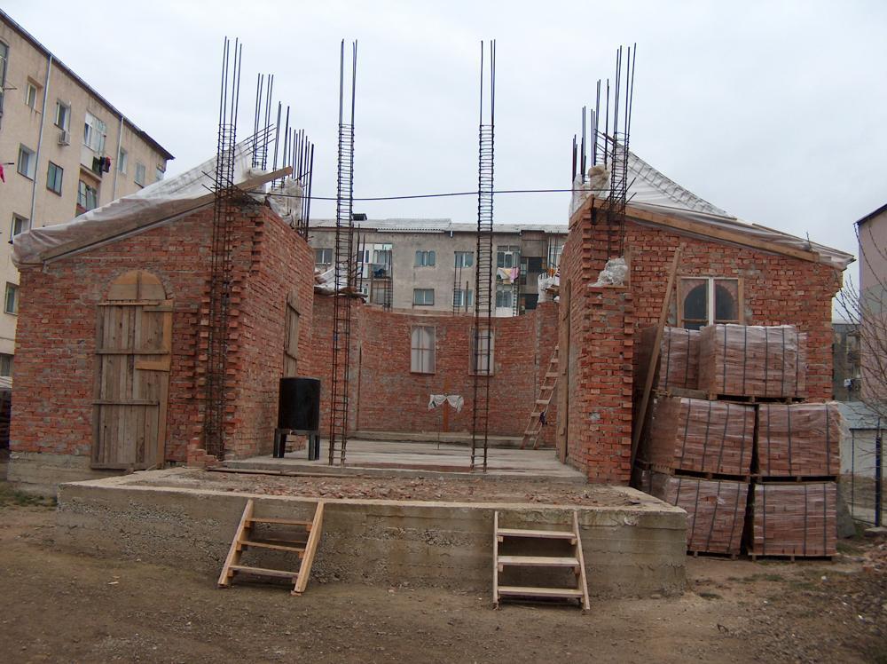 Biserica în construcţie