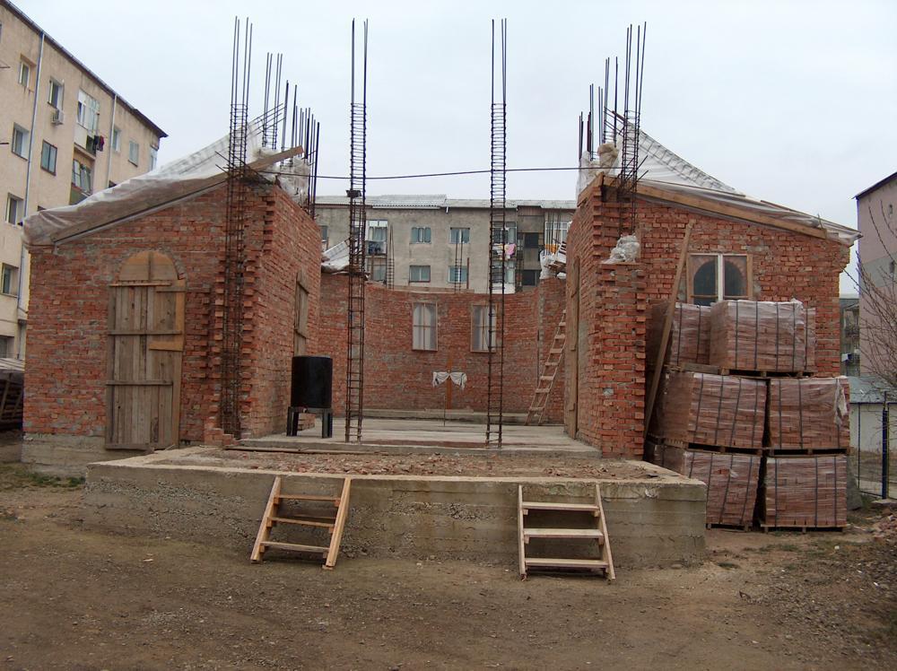 Biserica în construcţie